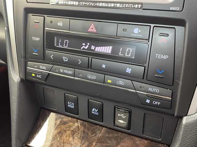 トヨタ カムリ ハイブリット Gパッケージ プレミアムブラック 愛知県 2016(平28)年 6.2万km ホワイトパールクリスタルシャイン /禁煙車//純正ナビ//バックカメラ//フルセグTV//ビルトインETC・ドライブレコーダー//純正17インチアルミホイール//プリクラッシュセーフティ//レーダークルーズコントロール//ブラインドスポットモニター(BSM)//レーンディパーチャーアラート(LDA)//ヒルスタートアシスト//横滑り防止//オートマチックハイビーム//LEDヘッドライト//オートライト//専用合皮+ファブリックコンビシート//運転席パワーシート//内装ダークブラウン木目調加飾//ナノイー//革巻きステアリング//ステアリングスイッチ//プッシュスタート//電動格納ミラーウィンカー//イモビライザー//純正フロアマット//スペアキー1本