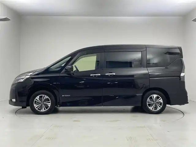 日産 セレナ e－パワー ハイウェイスター V 茨城県 2022(令4)年 4.9万km ダイヤモンドブラック 純正１０型ナビ　全方位カメラ　スマートルームミラー　プロパイロット　シートヒーター　ステアリングヒーター　両側パワースライドドア　レーンキープアシスト　ＬＥＤヘッドランプ　フォグランプ　ＥＴＣ