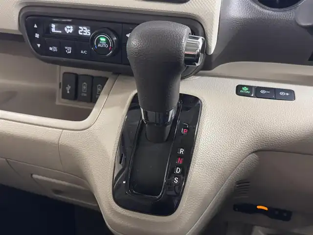 ホンダ Ｎ ＢＯＸ G L ターボ ホンダセンシング 三重県 2019(令1)年 8.5万km ブリティッシュグリーンP ガソリン・ターボ/FF/MTモード付インパネCVT/純正 7インチナビ VXM-204VFi/（CD/DVD/FM/AM/TV/iPod/SD/MusicRack/USB/Bluetooth）/バックカメラ/両側パワースライドドア/ビルトイン ETC/Honda SENSING/・衝突軽減ブレーキ［CMBS］/・車線維持支援システム［LKAS］/・路外逸脱抑制機能/・アダプティブクルーズコントロール［ACC］/・先行車発進お知らせ機能/・標識認識機能/装備/・シートヒーター（D/N）/・オートライト/・LEDヘッドランプ/・オートハイビーム/・パドルシフト/・オートエアコン/・ステアリングスイッチ/・2.5A 急速充電対応 USB充電ジャックx2/・電動格納ドアミラー/・リヤドアロールサンシェード/・プッシュスタート/・14インチAW/・スマートキーx2/・保/取/ナビ取/など