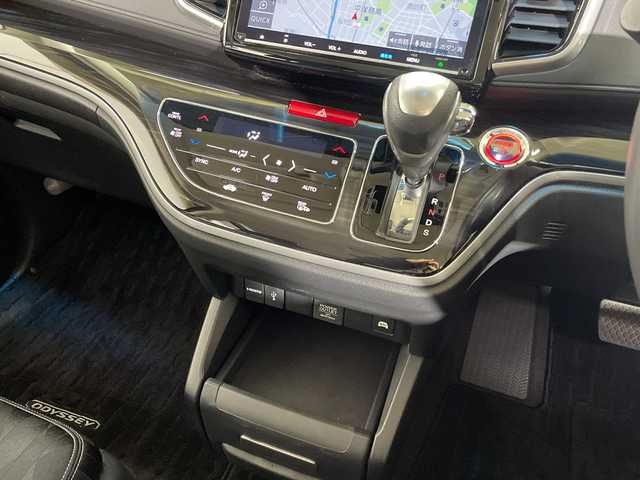 ホンダ オデッセイ ハイブリッド アブソルート・EXホンダセンジング 神奈川県 2018(平30)年 7万km クリスタルブラックパール 純正9型メモリーナビゲーション【VXM-187VfNi】/AM FM フルセグ Bluetooth iPod USB AppleCarPlay /マルチビューカメラシステム/両側パワースライドドア/純正11.6型後席フリップダウンモニター/ホンダセンシング/アダプティブクルーズコントロール/ブラインドスポットモニター/シートヒーター/パワーシート/ビルトインETC/ドライブレコーダー/純正フロアマット/スマートキー/LEDヘッドライト/オートライト/純正17インチアルミホイル/ドアバイザー/レーントレーシングアラート/衝突軽減ブレーキ