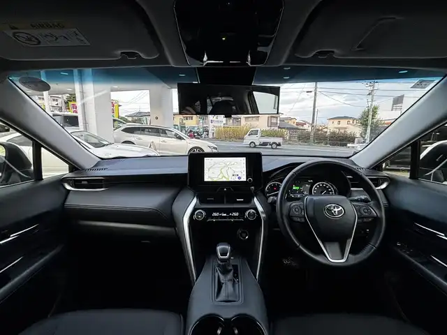 トヨタ ハリアー S 熊本県 2025(令7)年 1.9万km プラチナホワイトパールマイカ 純正ディスプレイオーディオ/【ナビ機能付き/フルセグＴＶ/Bluetooth再生】/バックカメラ/プリクラッシュセーフティシステム/レーントレーシングアシスト/クリアランスソナー/レーダークルーズコントロール/ロードサインアシスト/先行車発進告知/オートハイビーム/LEDオートライト/純正19インチAW/ビルトインETC/保証書/取扱説明書