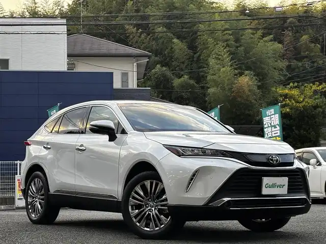 トヨタ ハリアー S 熊本県 2025(令7)年 1.9万km プラチナホワイトパールマイカ 純正ディスプレイオーディオ/【ナビ機能付き/フルセグＴＶ/Bluetooth再生】/バックカメラ/プリクラッシュセーフティシステム/レーントレーシングアシスト/クリアランスソナー/レーダークルーズコントロール/ロードサインアシスト/先行車発進告知/オートハイビーム/LEDオートライト/純正19インチAW/ビルトインETC/保証書/取扱説明書