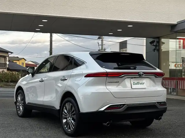 トヨタ ハリアー S 熊本県 2025(令7)年 1.9万km プラチナホワイトパールマイカ 純正ディスプレイオーディオ/【ナビ機能付き/フルセグＴＶ/Bluetooth再生】/バックカメラ/プリクラッシュセーフティシステム/レーントレーシングアシスト/クリアランスソナー/レーダークルーズコントロール/ロードサインアシスト/先行車発進告知/オートハイビーム/LEDオートライト/純正19インチAW/ビルトインETC/保証書/取扱説明書