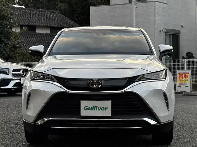 トヨタ ハリアー S 熊本県 2025(令7)年 1.9万km プラチナホワイトパールマイカ 純正ディスプレイオーディオ/【ナビ機能付き/フルセグＴＶ/Bluetooth再生】/バックカメラ/プリクラッシュセーフティシステム/レーントレーシングアシスト/クリアランスソナー/レーダークルーズコントロール/ロードサインアシスト/先行車発進告知/オートハイビーム/LEDオートライト/純正19インチAW/ビルトインETC/保証書/取扱説明書