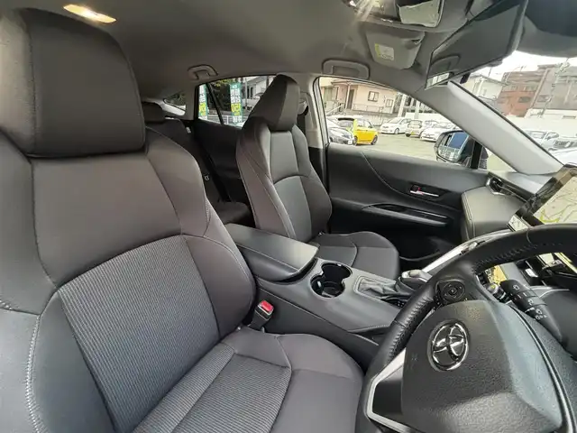 トヨタ ハリアー S 熊本県 2025(令7)年 1.9万km プラチナホワイトパールマイカ 純正ディスプレイオーディオ/【ナビ機能付き/フルセグＴＶ/Bluetooth再生】/バックカメラ/プリクラッシュセーフティシステム/レーントレーシングアシスト/クリアランスソナー/レーダークルーズコントロール/ロードサインアシスト/先行車発進告知/オートハイビーム/LEDオートライト/純正19インチAW/ビルトインETC/保証書/取扱説明書