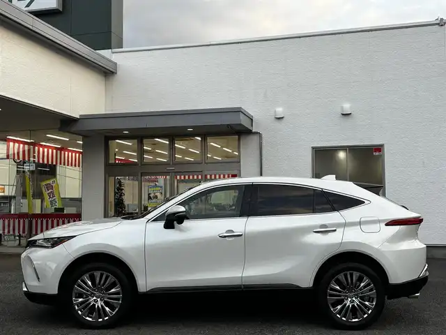 トヨタ ハリアー S 熊本県 2025(令7)年 1.9万km プラチナホワイトパールマイカ 純正ディスプレイオーディオ/【ナビ機能付き/フルセグＴＶ/Bluetooth再生】/バックカメラ/プリクラッシュセーフティシステム/レーントレーシングアシスト/クリアランスソナー/レーダークルーズコントロール/ロードサインアシスト/先行車発進告知/オートハイビーム/LEDオートライト/純正19インチAW/ビルトインETC/保証書/取扱説明書