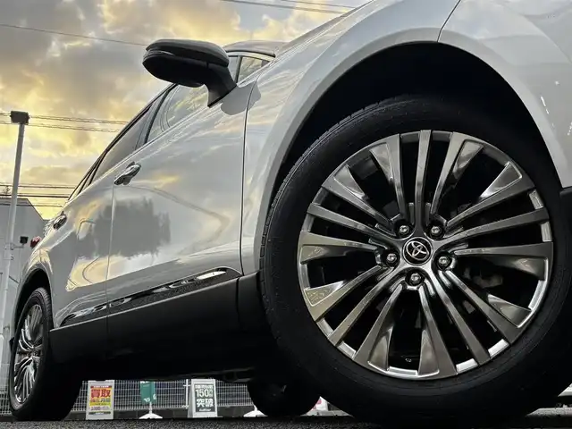 トヨタ ハリアー S 熊本県 2025(令7)年 1.9万km プラチナホワイトパールマイカ 純正ディスプレイオーディオ/【ナビ機能付き/フルセグＴＶ/Bluetooth再生】/バックカメラ/プリクラッシュセーフティシステム/レーントレーシングアシスト/クリアランスソナー/レーダークルーズコントロール/ロードサインアシスト/先行車発進告知/オートハイビーム/LEDオートライト/純正19インチAW/ビルトインETC/保証書/取扱説明書