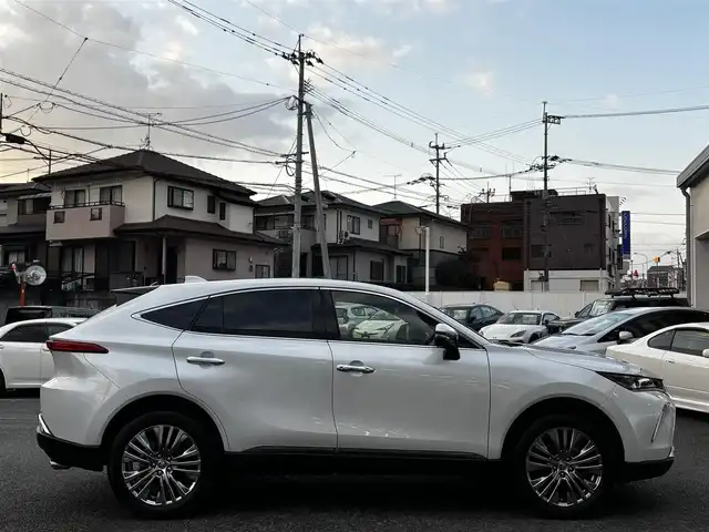 トヨタ ハリアー S 熊本県 2025(令7)年 1.9万km プラチナホワイトパールマイカ 純正ディスプレイオーディオ/【ナビ機能付き/フルセグＴＶ/Bluetooth再生】/バックカメラ/プリクラッシュセーフティシステム/レーントレーシングアシスト/クリアランスソナー/レーダークルーズコントロール/ロードサインアシスト/先行車発進告知/オートハイビーム/LEDオートライト/純正19インチAW/ビルトインETC/保証書/取扱説明書