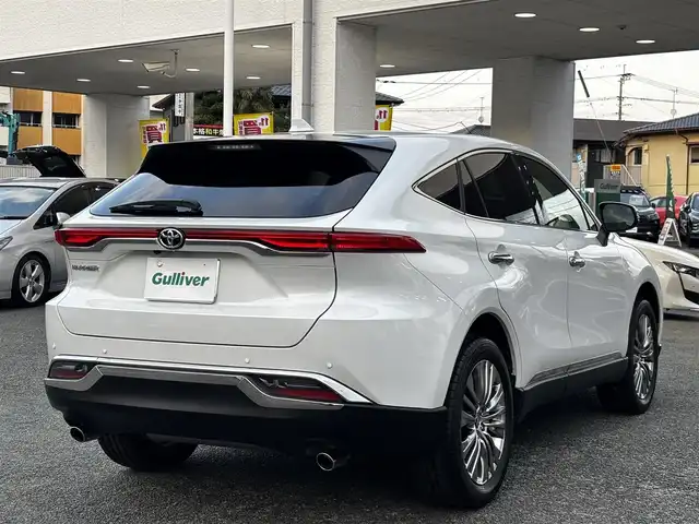 トヨタ ハリアー S 熊本県 2025(令7)年 1.9万km プラチナホワイトパールマイカ 純正ディスプレイオーディオ/【ナビ機能付き/フルセグＴＶ/Bluetooth再生】/バックカメラ/プリクラッシュセーフティシステム/レーントレーシングアシスト/クリアランスソナー/レーダークルーズコントロール/ロードサインアシスト/先行車発進告知/オートハイビーム/LEDオートライト/純正19インチAW/ビルトインETC/保証書/取扱説明書
