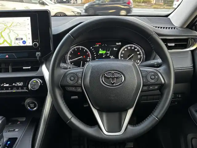 トヨタ ハリアー S 熊本県 2025(令7)年 1.9万km プラチナホワイトパールマイカ 純正ディスプレイオーディオ/【ナビ機能付き/フルセグＴＶ/Bluetooth再生】/バックカメラ/プリクラッシュセーフティシステム/レーントレーシングアシスト/クリアランスソナー/レーダークルーズコントロール/ロードサインアシスト/先行車発進告知/オートハイビーム/LEDオートライト/純正19インチAW/ビルトインETC/保証書/取扱説明書