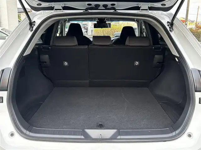 トヨタ ハリアー S 熊本県 2025(令7)年 1.9万km プラチナホワイトパールマイカ 純正ディスプレイオーディオ/【ナビ機能付き/フルセグＴＶ/Bluetooth再生】/バックカメラ/プリクラッシュセーフティシステム/レーントレーシングアシスト/クリアランスソナー/レーダークルーズコントロール/ロードサインアシスト/先行車発進告知/オートハイビーム/LEDオートライト/純正19インチAW/ビルトインETC/保証書/取扱説明書