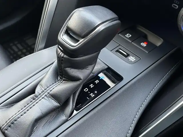 トヨタ ハリアー S 熊本県 2025(令7)年 1.9万km プラチナホワイトパールマイカ 純正ディスプレイオーディオ/【ナビ機能付き/フルセグＴＶ/Bluetooth再生】/バックカメラ/プリクラッシュセーフティシステム/レーントレーシングアシスト/クリアランスソナー/レーダークルーズコントロール/ロードサインアシスト/先行車発進告知/オートハイビーム/LEDオートライト/純正19インチAW/ビルトインETC/保証書/取扱説明書