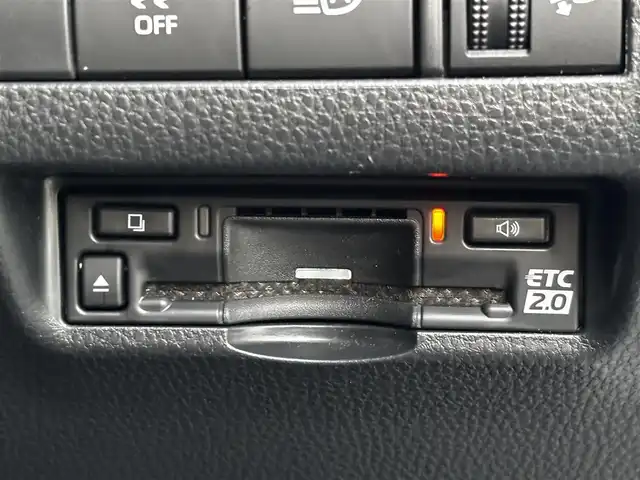 トヨタ ハリアー S 熊本県 2025(令7)年 1.9万km プラチナホワイトパールマイカ 純正ディスプレイオーディオ/【ナビ機能付き/フルセグＴＶ/Bluetooth再生】/バックカメラ/プリクラッシュセーフティシステム/レーントレーシングアシスト/クリアランスソナー/レーダークルーズコントロール/ロードサインアシスト/先行車発進告知/オートハイビーム/LEDオートライト/純正19インチAW/ビルトインETC/保証書/取扱説明書