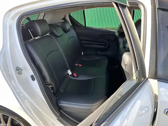 トヨタ アクア S スタイルブラック 宮城県 2019(平31)年 5.5万km ホワイトパールクリスタルシャイン セーフティセンス/・プリクラッシュセーフティ/・レーンディパーチャーアラート/・オートマチックハイビーム/先行車発進告知機能/クリアランスソナー/パーキングサポートブレーキ/社外ナビ（CN-RE04D）/・CD/DVD/・Bluetooth/・フルセグTV/バックカメラ/ドライブレコーダー/ETC/ステアリングスイッチ/シートカバー/LEDヘッドランプ/フォグランプ/オートライト/スマートキー＆プッシュスタート/電動格納ミラー/社外15インチAW/フロアマット/Wエアバッグ