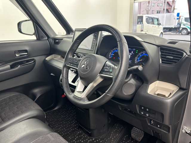 三菱 デリカミニ T プレミアム 兵庫県 2023(令5)年 3.7万km グレーＭⅡ ・純正ナビ/SD/Bluetooth/TV/・全方位カメラ/・ビルトインETC2.0/・マイパイロット/・e-Assist/衝突被害軽減ブレーキシステム/踏み間違い衝突防止アシスト/車線逸脱警報システム/車線逸脱防止支援機能/オートマチックハイビーム/ふらつき警報/・レーダークルーズコントロール/・両側パワースライドドア/・デジタルインナーミラー/・アイドリングストップ/・前方ドライブレコーダー/・純正15インチアルミホイール/・ターボ/・スマートキー