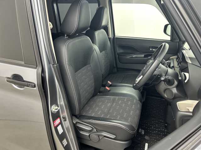 三菱 デリカミニ T プレミアム 兵庫県 2023(令5)年 3.7万km グレーＭⅡ ・純正ナビ/SD/Bluetooth/TV/・全方位カメラ/・ビルトインETC2.0/・マイパイロット/・e-Assist/衝突被害軽減ブレーキシステム/踏み間違い衝突防止アシスト/車線逸脱警報システム/車線逸脱防止支援機能/オートマチックハイビーム/ふらつき警報/・レーダークルーズコントロール/・両側パワースライドドア/・デジタルインナーミラー/・アイドリングストップ/・前方ドライブレコーダー/・純正15インチアルミホイール/・ターボ/・スマートキー