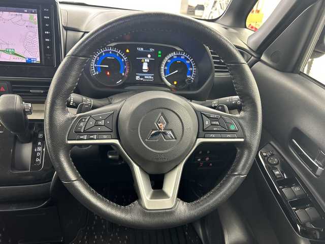 三菱 デリカミニ T プレミアム 兵庫県 2023(令5)年 3.7万km グレーＭⅡ ・純正ナビ/SD/Bluetooth/TV/・全方位カメラ/・ビルトインETC2.0/・マイパイロット/・e-Assist/衝突被害軽減ブレーキシステム/踏み間違い衝突防止アシスト/車線逸脱警報システム/車線逸脱防止支援機能/オートマチックハイビーム/ふらつき警報/・レーダークルーズコントロール/・両側パワースライドドア/・デジタルインナーミラー/・アイドリングストップ/・前方ドライブレコーダー/・純正15インチアルミホイール/・ターボ/・スマートキー