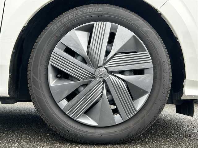 日産 ノート X 大阪府 2023(令5)年 0.8万km ピュアホワイトパール 純正ナビ/ETC/バックカメラ/電動パーキングブレーキ/前後ドライブレコーダー/オートエアコン/オートライト/ステアリングスイッチ/コーナーセンサー/スマートキー/USB接続端子/フロアマット欠品