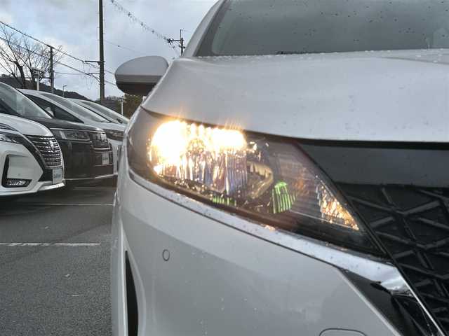 日産 ノート X 大阪府 2023(令5)年 0.8万km ピュアホワイトパール 純正ナビ/ETC/バックカメラ/電動パーキングブレーキ/前後ドライブレコーダー/オートエアコン/オートライト/ステアリングスイッチ/コーナーセンサー/スマートキー/USB接続端子/フロアマット欠品