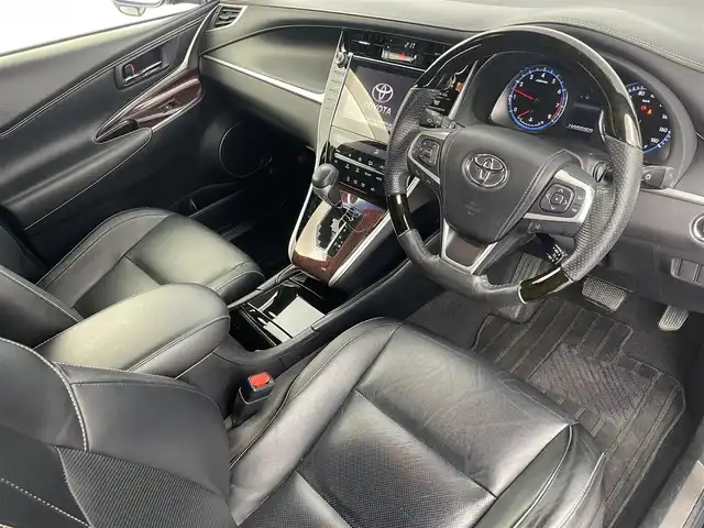 トヨタ ハリアー プレミアム アドバンスドP 大分県 2014(平26)年 8.7万km スパークリングブラックパールクリスタルシャイン JBLプレミアムサウンド/レーンディパーチャーアラート/オートマチックハイビーム/メーカーOPナビ/・フルセグTV、DVD再生可、BT対応/ステアリングスイッチ/バックカメラ/ビルトインETC/クルーズコントロール/黒革シート/・前席パワーシート/運転席2メモリーシート/・前席シートヒーター/パワーバックドア/AC100V/100W/アイドリングストップ/横滑り防止装置/電動格納ミラー/純正フロアマット/オートライト/LEDヘッドライト/LEDフォグ/純正18インチアルミホイール/保証書、スペアキーあり