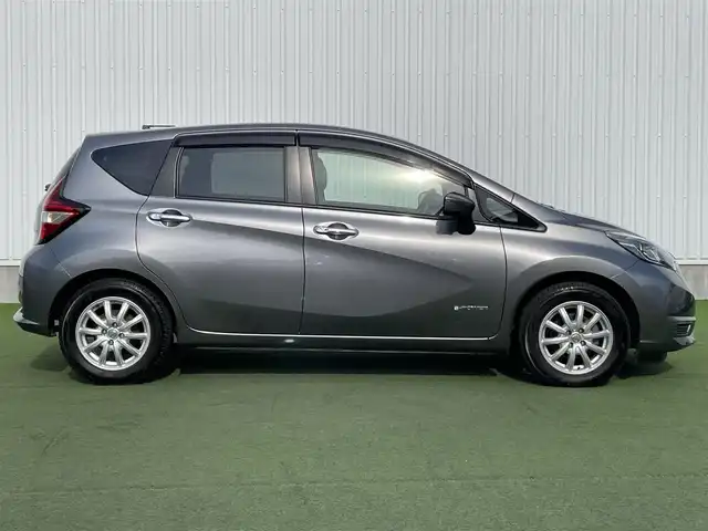 日産 ノート e－パワー X Vセレクション 香川県 2020(令2)年 3.9万km ダークメタルグレー 登録時走行距離：38295km/ディーラー純正ナビ/　CD DVD BT　フルセグTV/全方位カメラ/エマージェンシーブレーキ/レーンキープアシスト/横滑り防止装置/LEDヘッドライト/オートライト/デジタルインナーミラー/ETC/ステアリングスイッチ/プッシュスタート/スマートキー
