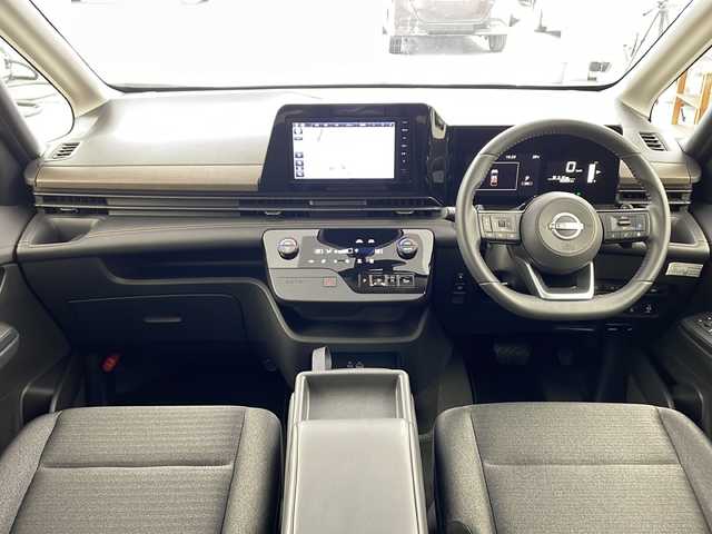 日産 セレナ ハイウェイスター V 兵庫県 2023(令5)年 1.5万km プリズムホワイト ・純正ナビ&Bluetooth&USB&HDMI/・バックカメラ/・ビルドインETC/・両側パワースライドドア/・三列シート/・純正フロアマット/・純正アルミホイール/・レーダークルーズコントロール/・ブラインドスポットモニター/・プラズマクラスター/・横滑り防止機能/・前後コーナーセンサー/・盗難防止装置/・プロパイロット/・インテリジェント FCW（前方衝突予測警報）/・衝突回避ステアリングアシスト/・インテリジェント BS（後側方衝突防止支 I 援システム）/・BSW（後側方車両検知警報）/・RCTA（後退時車両検知警報）/・踏み間違い衝突防止アシスト/・オートライト/・LEDヘッドライト/・パーキングアシスト/・アイドリングストップ/・パドルシフト/・オートブレーキホールド/・チップアップシート/・純正フロアマット/・純正アルミホイール（16インチ）/・typeCアクセサリーソケット/・本革巻ステアリング/・ステアリングスイッチ/・電制シフト（スイッチタイプ）/・電動パーキングブレーキ/・W＋サイドエアバック/・カーテンエアバック