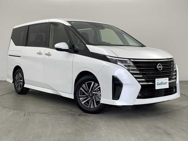日産 セレナ ハイウェイスター V 兵庫県 2023(令5)年 1.5万km プリズムホワイト ・純正ナビ&Bluetooth&USB&HDMI/・バックカメラ/・ビルドインETC/・両側パワースライドドア/・三列シート/・純正フロアマット/・純正アルミホイール/・レーダークルーズコントロール/・ブラインドスポットモニター/・プラズマクラスター/・横滑り防止機能/・前後コーナーセンサー/・盗難防止装置/・プロパイロット/・インテリジェント FCW（前方衝突予測警報）/・衝突回避ステアリングアシスト/・インテリジェント BS（後側方衝突防止支 I 援システム）/・BSW（後側方車両検知警報）/・RCTA（後退時車両検知警報）/・踏み間違い衝突防止アシスト/・オートライト/・LEDヘッドライト/・パーキングアシスト/・アイドリングストップ/・パドルシフト/・オートブレーキホールド/・チップアップシート/・純正フロアマット/・純正アルミホイール（16インチ）/・typeCアクセサリーソケット/・本革巻ステアリング/・ステアリングスイッチ/・電制シフト（スイッチタイプ）/・電動パーキングブレーキ/・W＋サイドエアバック/・カーテンエアバック