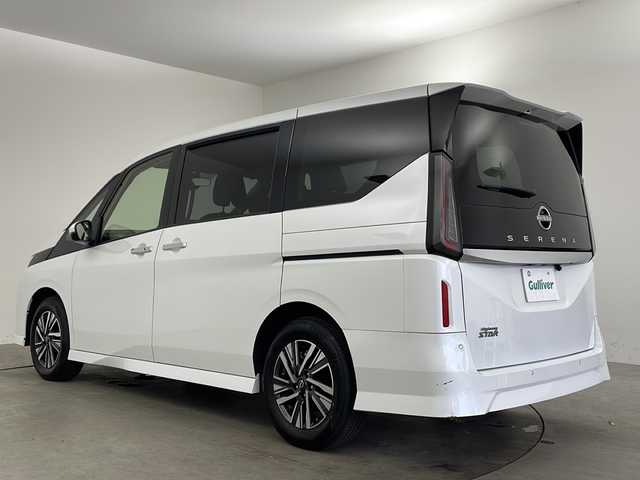 日産 セレナ ハイウェイスター V 兵庫県 2023(令5)年 1.5万km プリズムホワイト ・純正ナビ&Bluetooth&USB&HDMI/・バックカメラ/・ビルドインETC/・両側パワースライドドア/・三列シート/・純正フロアマット/・純正アルミホイール/・レーダークルーズコントロール/・ブラインドスポットモニター/・プラズマクラスター/・横滑り防止機能/・前後コーナーセンサー/・盗難防止装置/・プロパイロット/・インテリジェント FCW（前方衝突予測警報）/・衝突回避ステアリングアシスト/・インテリジェント BS（後側方衝突防止支 I 援システム）/・BSW（後側方車両検知警報）/・RCTA（後退時車両検知警報）/・踏み間違い衝突防止アシスト/・オートライト/・LEDヘッドライト/・パーキングアシスト/・アイドリングストップ/・パドルシフト/・オートブレーキホールド/・チップアップシート/・純正フロアマット/・純正アルミホイール（16インチ）/・typeCアクセサリーソケット/・本革巻ステアリング/・ステアリングスイッチ/・電制シフト（スイッチタイプ）/・電動パーキングブレーキ/・W＋サイドエアバック/・カーテンエアバック