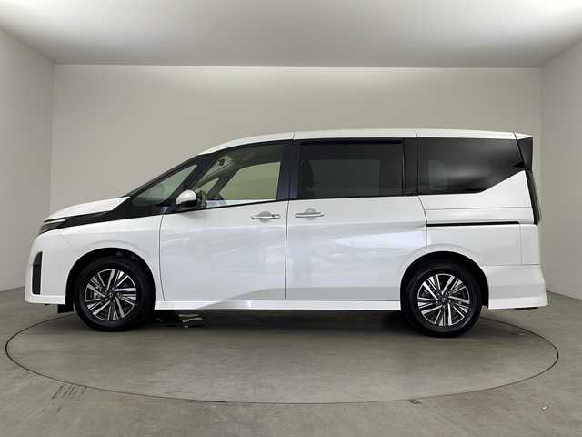 日産 セレナ ハイウェイスター V 兵庫県 2023(令5)年 1.5万km プリズムホワイト ・純正ナビ&Bluetooth&USB&HDMI/・バックカメラ/・ビルドインETC/・両側パワースライドドア/・三列シート/・純正フロアマット/・純正アルミホイール/・レーダークルーズコントロール/・ブラインドスポットモニター/・プラズマクラスター/・横滑り防止機能/・前後コーナーセンサー/・盗難防止装置/・プロパイロット/・インテリジェント FCW（前方衝突予測警報）/・衝突回避ステアリングアシスト/・インテリジェント BS（後側方衝突防止支 I 援システム）/・BSW（後側方車両検知警報）/・RCTA（後退時車両検知警報）/・踏み間違い衝突防止アシスト/・オートライト/・LEDヘッドライト/・パーキングアシスト/・アイドリングストップ/・パドルシフト/・オートブレーキホールド/・チップアップシート/・純正フロアマット/・純正アルミホイール（16インチ）/・typeCアクセサリーソケット/・本革巻ステアリング/・ステアリングスイッチ/・電制シフト（スイッチタイプ）/・電動パーキングブレーキ/・W＋サイドエアバック/・カーテンエアバック