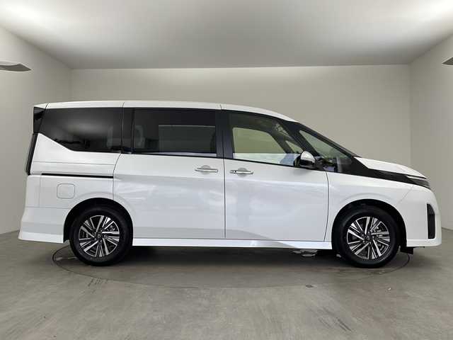 日産 セレナ ハイウェイスター V 兵庫県 2023(令5)年 1.5万km プリズムホワイト ・純正ナビ&Bluetooth&USB&HDMI/・バックカメラ/・ビルドインETC/・両側パワースライドドア/・三列シート/・純正フロアマット/・純正アルミホイール/・レーダークルーズコントロール/・ブラインドスポットモニター/・プラズマクラスター/・横滑り防止機能/・前後コーナーセンサー/・盗難防止装置/・プロパイロット/・インテリジェント FCW（前方衝突予測警報）/・衝突回避ステアリングアシスト/・インテリジェント BS（後側方衝突防止支 I 援システム）/・BSW（後側方車両検知警報）/・RCTA（後退時車両検知警報）/・踏み間違い衝突防止アシスト/・オートライト/・LEDヘッドライト/・パーキングアシスト/・アイドリングストップ/・パドルシフト/・オートブレーキホールド/・チップアップシート/・純正フロアマット/・純正アルミホイール（16インチ）/・typeCアクセサリーソケット/・本革巻ステアリング/・ステアリングスイッチ/・電制シフト（スイッチタイプ）/・電動パーキングブレーキ/・W＋サイドエアバック/・カーテンエアバック