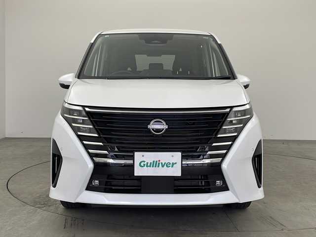 日産 セレナ ハイウェイスター V 兵庫県 2023(令5)年 1.5万km プリズムホワイト ・純正ナビ&Bluetooth&USB&HDMI/・バックカメラ/・ビルドインETC/・両側パワースライドドア/・三列シート/・純正フロアマット/・純正アルミホイール/・レーダークルーズコントロール/・ブラインドスポットモニター/・プラズマクラスター/・横滑り防止機能/・前後コーナーセンサー/・盗難防止装置/・プロパイロット/・インテリジェント FCW（前方衝突予測警報）/・衝突回避ステアリングアシスト/・インテリジェント BS（後側方衝突防止支 I 援システム）/・BSW（後側方車両検知警報）/・RCTA（後退時車両検知警報）/・踏み間違い衝突防止アシスト/・オートライト/・LEDヘッドライト/・パーキングアシスト/・アイドリングストップ/・パドルシフト/・オートブレーキホールド/・チップアップシート/・純正フロアマット/・純正アルミホイール（16インチ）/・typeCアクセサリーソケット/・本革巻ステアリング/・ステアリングスイッチ/・電制シフト（スイッチタイプ）/・電動パーキングブレーキ/・W＋サイドエアバック/・カーテンエアバック