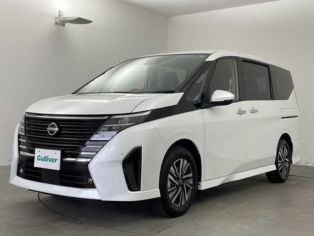 日産 セレナ ハイウェイスター V 兵庫県 2023(令5)年 1.5万km プリズムホワイト ・純正ナビ&Bluetooth&USB&HDMI/・バックカメラ/・ビルドインETC/・両側パワースライドドア/・三列シート/・純正フロアマット/・純正アルミホイール/・レーダークルーズコントロール/・ブラインドスポットモニター/・プラズマクラスター/・横滑り防止機能/・前後コーナーセンサー/・盗難防止装置/・プロパイロット/・インテリジェント FCW（前方衝突予測警報）/・衝突回避ステアリングアシスト/・インテリジェント BS（後側方衝突防止支 I 援システム）/・BSW（後側方車両検知警報）/・RCTA（後退時車両検知警報）/・踏み間違い衝突防止アシスト/・オートライト/・LEDヘッドライト/・パーキングアシスト/・アイドリングストップ/・パドルシフト/・オートブレーキホールド/・チップアップシート/・純正フロアマット/・純正アルミホイール（16インチ）/・typeCアクセサリーソケット/・本革巻ステアリング/・ステアリングスイッチ/・電制シフト（スイッチタイプ）/・電動パーキングブレーキ/・W＋サイドエアバック/・カーテンエアバック