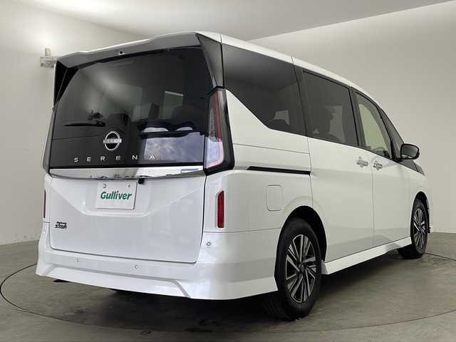 日産 セレナ ハイウェイスター V 兵庫県 2023(令5)年 1.5万km プリズムホワイト ・純正ナビ&Bluetooth&USB&HDMI/・バックカメラ/・ビルドインETC/・両側パワースライドドア/・三列シート/・純正フロアマット/・純正アルミホイール/・レーダークルーズコントロール/・ブラインドスポットモニター/・プラズマクラスター/・横滑り防止機能/・前後コーナーセンサー/・盗難防止装置/・プロパイロット/・インテリジェント FCW（前方衝突予測警報）/・衝突回避ステアリングアシスト/・インテリジェント BS（後側方衝突防止支 I 援システム）/・BSW（後側方車両検知警報）/・RCTA（後退時車両検知警報）/・踏み間違い衝突防止アシスト/・オートライト/・LEDヘッドライト/・パーキングアシスト/・アイドリングストップ/・パドルシフト/・オートブレーキホールド/・チップアップシート/・純正フロアマット/・純正アルミホイール（16インチ）/・typeCアクセサリーソケット/・本革巻ステアリング/・ステアリングスイッチ/・電制シフト（スイッチタイプ）/・電動パーキングブレーキ/・W＋サイドエアバック/・カーテンエアバック