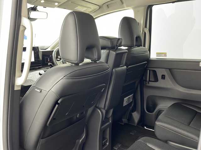 日産 セレナ ハイウェイスター V 兵庫県 2023(令5)年 1.5万km プリズムホワイト ・純正ナビ&Bluetooth&USB&HDMI/・バックカメラ/・ビルドインETC/・両側パワースライドドア/・三列シート/・純正フロアマット/・純正アルミホイール/・レーダークルーズコントロール/・ブラインドスポットモニター/・プラズマクラスター/・横滑り防止機能/・前後コーナーセンサー/・盗難防止装置/・プロパイロット/・インテリジェント FCW（前方衝突予測警報）/・衝突回避ステアリングアシスト/・インテリジェント BS（後側方衝突防止支 I 援システム）/・BSW（後側方車両検知警報）/・RCTA（後退時車両検知警報）/・踏み間違い衝突防止アシスト/・オートライト/・LEDヘッドライト/・パーキングアシスト/・アイドリングストップ/・パドルシフト/・オートブレーキホールド/・チップアップシート/・純正フロアマット/・純正アルミホイール（16インチ）/・typeCアクセサリーソケット/・本革巻ステアリング/・ステアリングスイッチ/・電制シフト（スイッチタイプ）/・電動パーキングブレーキ/・W＋サイドエアバック/・カーテンエアバック