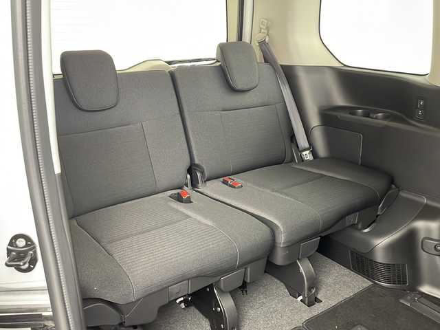 日産 セレナ ハイウェイスター V 兵庫県 2023(令5)年 1.5万km プリズムホワイト ・純正ナビ&Bluetooth&USB&HDMI/・バックカメラ/・ビルドインETC/・両側パワースライドドア/・三列シート/・純正フロアマット/・純正アルミホイール/・レーダークルーズコントロール/・ブラインドスポットモニター/・プラズマクラスター/・横滑り防止機能/・前後コーナーセンサー/・盗難防止装置/・プロパイロット/・インテリジェント FCW（前方衝突予測警報）/・衝突回避ステアリングアシスト/・インテリジェント BS（後側方衝突防止支 I 援システム）/・BSW（後側方車両検知警報）/・RCTA（後退時車両検知警報）/・踏み間違い衝突防止アシスト/・オートライト/・LEDヘッドライト/・パーキングアシスト/・アイドリングストップ/・パドルシフト/・オートブレーキホールド/・チップアップシート/・純正フロアマット/・純正アルミホイール（16インチ）/・typeCアクセサリーソケット/・本革巻ステアリング/・ステアリングスイッチ/・電制シフト（スイッチタイプ）/・電動パーキングブレーキ/・W＋サイドエアバック/・カーテンエアバック