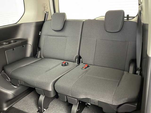 日産 セレナ ハイウェイスター V 兵庫県 2023(令5)年 1.5万km プリズムホワイト ・純正ナビ&Bluetooth&USB&HDMI/・バックカメラ/・ビルドインETC/・両側パワースライドドア/・三列シート/・純正フロアマット/・純正アルミホイール/・レーダークルーズコントロール/・ブラインドスポットモニター/・プラズマクラスター/・横滑り防止機能/・前後コーナーセンサー/・盗難防止装置/・プロパイロット/・インテリジェント FCW（前方衝突予測警報）/・衝突回避ステアリングアシスト/・インテリジェント BS（後側方衝突防止支 I 援システム）/・BSW（後側方車両検知警報）/・RCTA（後退時車両検知警報）/・踏み間違い衝突防止アシスト/・オートライト/・LEDヘッドライト/・パーキングアシスト/・アイドリングストップ/・パドルシフト/・オートブレーキホールド/・チップアップシート/・純正フロアマット/・純正アルミホイール（16インチ）/・typeCアクセサリーソケット/・本革巻ステアリング/・ステアリングスイッチ/・電制シフト（スイッチタイプ）/・電動パーキングブレーキ/・W＋サイドエアバック/・カーテンエアバック