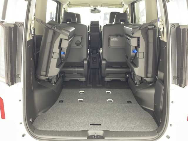 日産 セレナ ハイウェイスター V 兵庫県 2023(令5)年 1.5万km プリズムホワイト ・純正ナビ&Bluetooth&USB&HDMI/・バックカメラ/・ビルドインETC/・両側パワースライドドア/・三列シート/・純正フロアマット/・純正アルミホイール/・レーダークルーズコントロール/・ブラインドスポットモニター/・プラズマクラスター/・横滑り防止機能/・前後コーナーセンサー/・盗難防止装置/・プロパイロット/・インテリジェント FCW（前方衝突予測警報）/・衝突回避ステアリングアシスト/・インテリジェント BS（後側方衝突防止支 I 援システム）/・BSW（後側方車両検知警報）/・RCTA（後退時車両検知警報）/・踏み間違い衝突防止アシスト/・オートライト/・LEDヘッドライト/・パーキングアシスト/・アイドリングストップ/・パドルシフト/・オートブレーキホールド/・チップアップシート/・純正フロアマット/・純正アルミホイール（16インチ）/・typeCアクセサリーソケット/・本革巻ステアリング/・ステアリングスイッチ/・電制シフト（スイッチタイプ）/・電動パーキングブレーキ/・W＋サイドエアバック/・カーテンエアバック