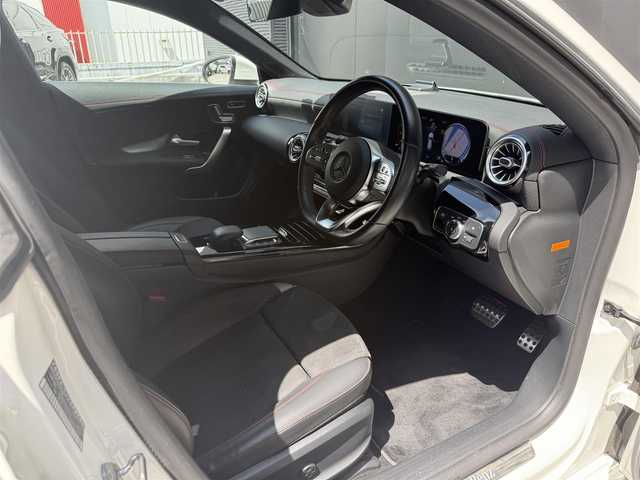 メルセデス・ベンツ ＣＬＡ２００ｄ Sブレーク AMGライン 和歌山県 2020(令2)年 5.6万km 白 ナビゲーションパッケージ /レーダーSF /ACC /純正ナビ /フルセグ /Bカメラ /電動バックドア /アンビエントライト /コーナーセンサー /レーンキープアシスト /パドルシフト /純正18AW /アイドリングストップ /LEDヘッドライト /ETC