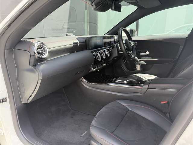 メルセデス・ベンツ ＣＬＡ２００ｄ Sブレーク AMGライン 和歌山県 2020(令2)年 5.6万km 白 ナビゲーションパッケージ /レーダーSF /ACC /純正ナビ /フルセグ /Bカメラ /電動バックドア /アンビエントライト /コーナーセンサー /レーンキープアシスト /パドルシフト /純正18AW /アイドリングストップ /LEDヘッドライト /ETC