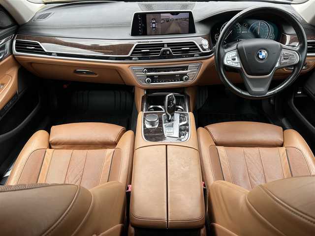 ＢＭＷ ７４０ｅ アイパフォーマンス 岡山県 2016(平28)年 4.9万km 黒 登録時走行距離48132km/純正12.3インチナビ/フルセグTV/(AM.FM.TV.CD.DVD.BT)/ハーマンカードン/プラグインHV/アラウンドビューモニター/バックカメラ/シートヒーター/エアシート/ドライブレコーダー/ブレーキホールド/レーダークルーズコントロール/電動トランクリッド/衝突軽減ブレーキ/レーンキープアシスト/レザーシート/オートライト/オートマチックハイビーム/18インチ純正AW