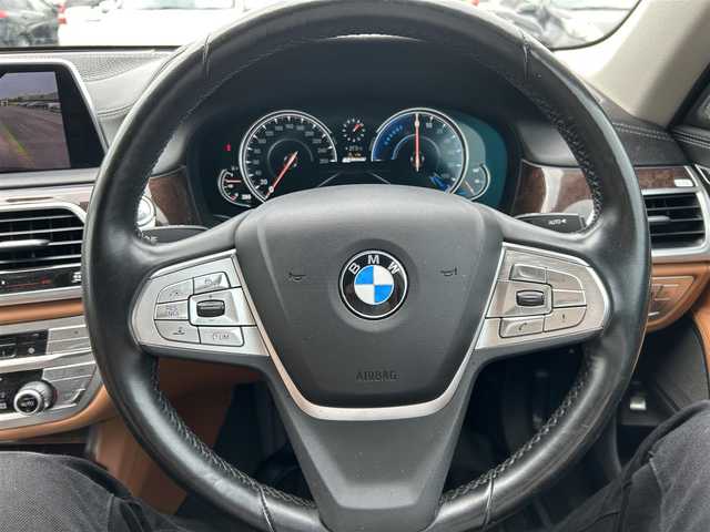 ＢＭＷ ７４０ｅ アイパフォーマンス 岡山県 2016(平28)年 4.9万km 黒 登録時走行距離48132km/純正12.3インチナビ/フルセグTV/(AM.FM.TV.CD.DVD.BT)/ハーマンカードン/プラグインHV/アラウンドビューモニター/バックカメラ/シートヒーター/エアシート/ドライブレコーダー/ブレーキホールド/レーダークルーズコントロール/電動トランクリッド/衝突軽減ブレーキ/レーンキープアシスト/レザーシート/オートライト/オートマチックハイビーム/18インチ純正AW