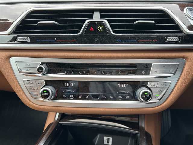 ＢＭＷ ７４０ｅ アイパフォーマンス 岡山県 2016(平28)年 4.9万km 黒 登録時走行距離48132km/純正12.3インチナビ/フルセグTV/(AM.FM.TV.CD.DVD.BT)/ハーマンカードン/プラグインHV/アラウンドビューモニター/バックカメラ/シートヒーター/エアシート/ドライブレコーダー/ブレーキホールド/レーダークルーズコントロール/電動トランクリッド/衝突軽減ブレーキ/レーンキープアシスト/レザーシート/オートライト/オートマチックハイビーム/18インチ純正AW