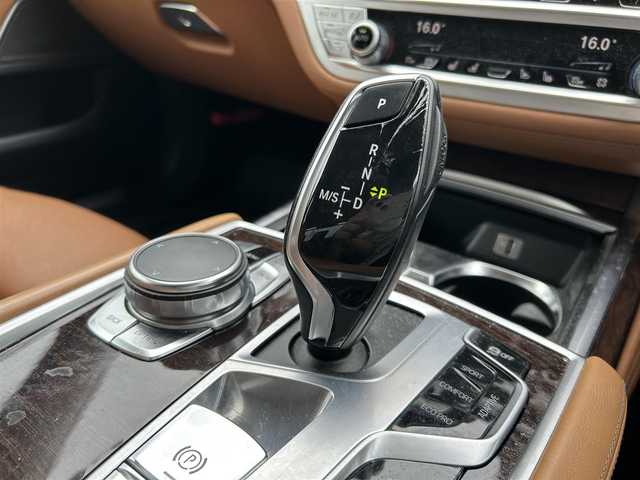 ＢＭＷ ７４０ｅ アイパフォーマンス 岡山県 2016(平28)年 4.9万km 黒 登録時走行距離48132km/純正12.3インチナビ/フルセグTV/(AM.FM.TV.CD.DVD.BT)/ハーマンカードン/プラグインHV/アラウンドビューモニター/バックカメラ/シートヒーター/エアシート/ドライブレコーダー/ブレーキホールド/レーダークルーズコントロール/電動トランクリッド/衝突軽減ブレーキ/レーンキープアシスト/レザーシート/オートライト/オートマチックハイビーム/18インチ純正AW