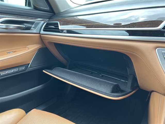 ＢＭＷ ７４０ｅ アイパフォーマンス 岡山県 2016(平28)年 4.9万km 黒 登録時走行距離48132km/純正12.3インチナビ/フルセグTV/(AM.FM.TV.CD.DVD.BT)/ハーマンカードン/プラグインHV/アラウンドビューモニター/バックカメラ/シートヒーター/エアシート/ドライブレコーダー/ブレーキホールド/レーダークルーズコントロール/電動トランクリッド/衝突軽減ブレーキ/レーンキープアシスト/レザーシート/オートライト/オートマチックハイビーム/18インチ純正AW