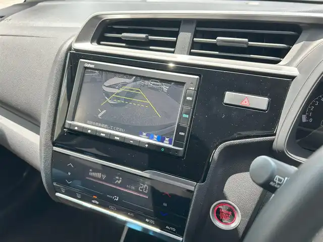ホンダ フィット 13G L ホンダセンシング 東京都 2019(令1)年 2.5万km シャイニンググレーM ワンオーナー/Gathers純正7インチSDナビ（VXM-205Ci）/・Bluetoothオーディオ/USBオーディオ/iPod/バックカメラ/Honda SENSING/・アダプティブクルーズコントロール/純正ドライブレコーダー/ビルトインETC/取扱説明書/保証書/スペアキー1本