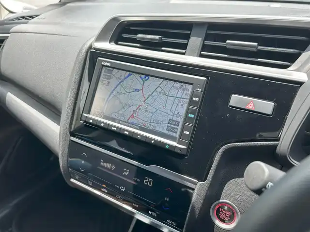 ホンダ フィット 13G L ホンダセンシング 東京都 2019(令1)年 2.5万km シャイニンググレーM ワンオーナー/Gathers純正7インチSDナビ（VXM-205Ci）/・Bluetoothオーディオ/USBオーディオ/iPod/バックカメラ/Honda SENSING/・アダプティブクルーズコントロール/純正ドライブレコーダー/ビルトインETC/取扱説明書/保証書/スペアキー1本