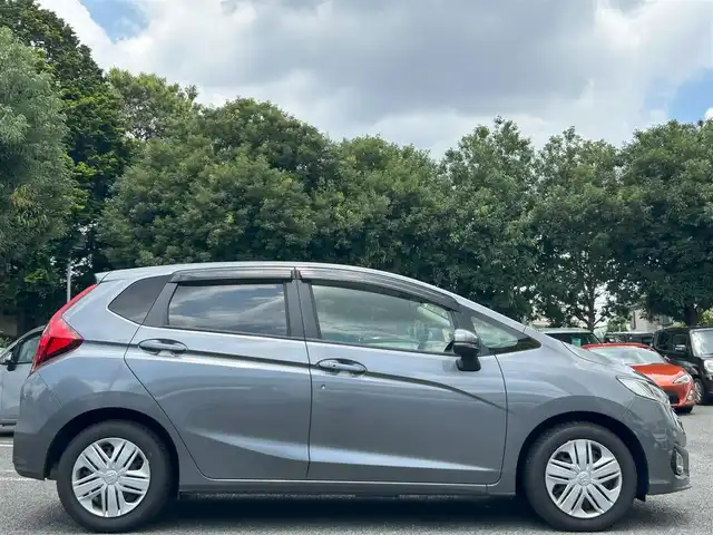 ホンダ フィット 13G L ホンダセンシング 東京都 2019(令1)年 2.5万km シャイニンググレーM ワンオーナー/Gathers純正7インチSDナビ（VXM-205Ci）/・Bluetoothオーディオ/USBオーディオ/iPod/バックカメラ/Honda SENSING/・アダプティブクルーズコントロール/純正ドライブレコーダー/ビルトインETC/取扱説明書/保証書/スペアキー1本