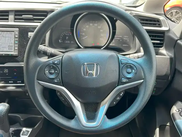 ホンダ フィット 13G L ホンダセンシング 東京都 2019(令1)年 2.5万km シャイニンググレーM ワンオーナー/Gathers純正7インチSDナビ（VXM-205Ci）/・Bluetoothオーディオ/USBオーディオ/iPod/バックカメラ/Honda SENSING/・アダプティブクルーズコントロール/純正ドライブレコーダー/ビルトインETC/取扱説明書/保証書/スペアキー1本