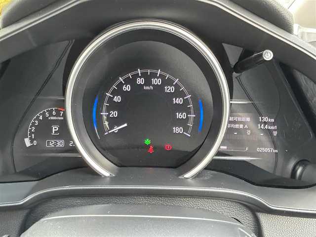 ホンダ フィット 13G L ホンダセンシング 東京都 2019(令1)年 2.5万km シャイニンググレーM ワンオーナー/Gathers純正7インチSDナビ（VXM-205Ci）/・Bluetoothオーディオ/USBオーディオ/iPod/バックカメラ/Honda SENSING/・アダプティブクルーズコントロール/純正ドライブレコーダー/ビルトインETC/取扱説明書/保証書/スペアキー1本