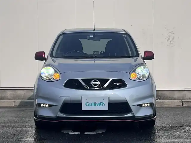 日産 マーチ ニスモS 三重県 2016(平28)年 5.5万km ブリリアントシルバー ５MT/NISMOフロントタワーバー/オーディオ（CD/FM/AM/AUX）/ETC/ドライブレコーダー（前）/ドライビングセーフティセンサー(ZERO-802V)/オートライト/電動格納ミラー/メッキV字加飾付「nismo S」エンブレム入ブラックメッシュフロントグリル/開口部台形メッシュフロントエアロバンパー/レッド加飾付ブラックフロントスポイラー/LEDハイパーデイライト/ボディ同色アウトサイドドアハンドル/ブラックドアサッシュ/フェンダーアーチモール/加飾付サイドシルスポイラー/リアスポイラー/レッド加飾付リアエアロバンパー/専用マフラー/リアフォグランプ/バックドア「nismo S」エンブレム/専用サスペンション/専用ブレーキシステム/レッド加飾付革/アルカンターラコンビステアリングホイール/専用アナログメーター/「nismo」ロゴ入専用タコメーター